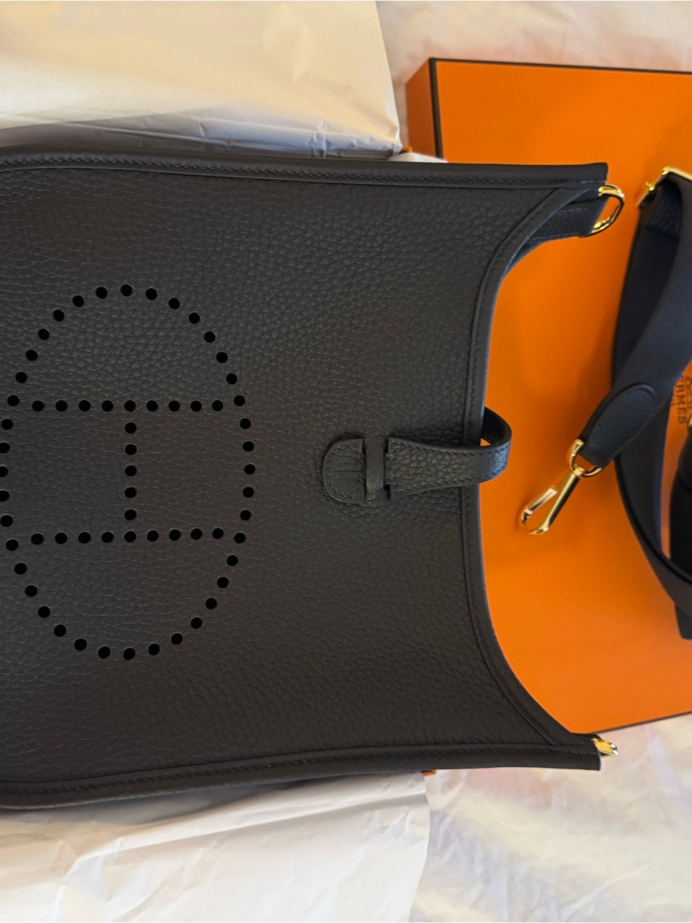 23 Hermes (Caban) Evelyne 23 in Clemence leather Shoulder Bag with Gold Hardware - Picture 6 of 13